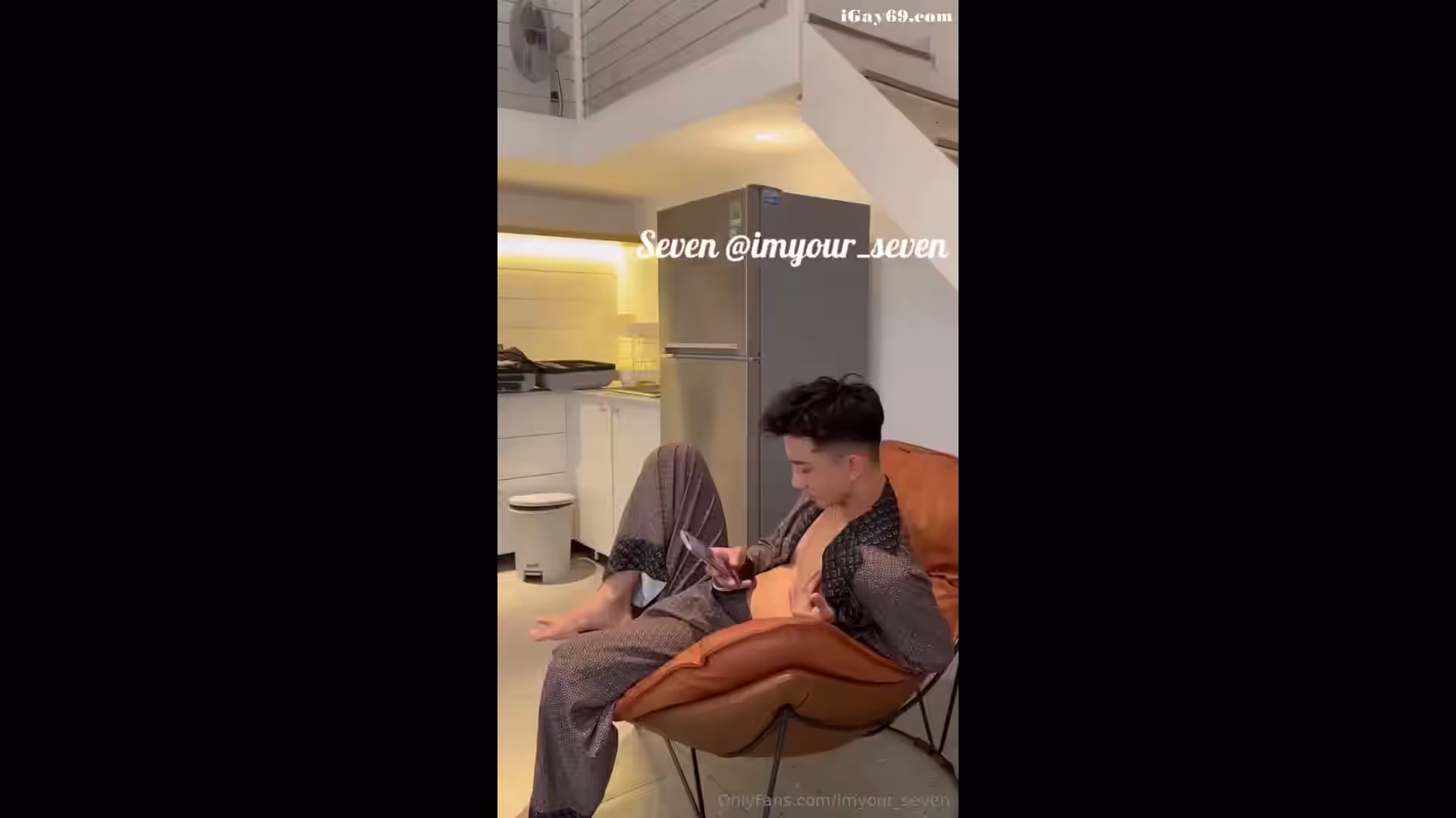 Sedang menanti pujaan hati datang ke apartemen baruku