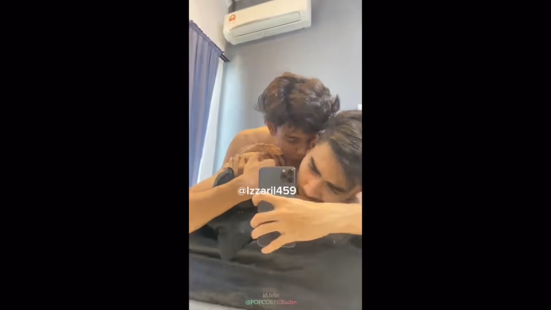 Dua Sejoli yang sedang bercumbu disebuah hotel